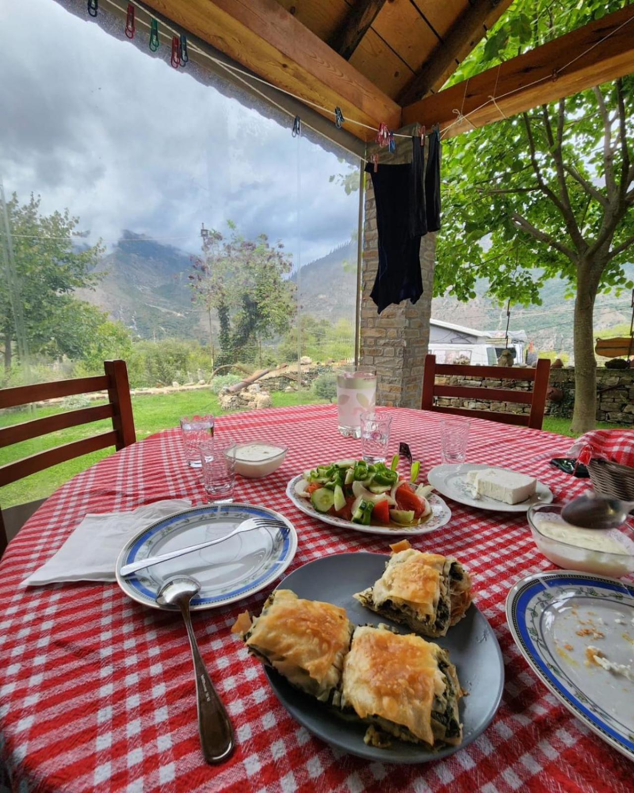 Bujtina Peshtan Guesthouse&Camping Tepelena Kültér fotó